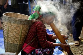 Phong tục tập quán hút thuốc lào của người Việt Nam