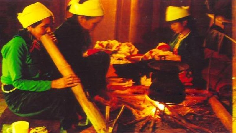 Hình ảnh các mế Mường quây quần bên bếp lửa hút điếu cày, chuyện trò tâm sự chỉ còn trong ký ức (ảnh minh họa)